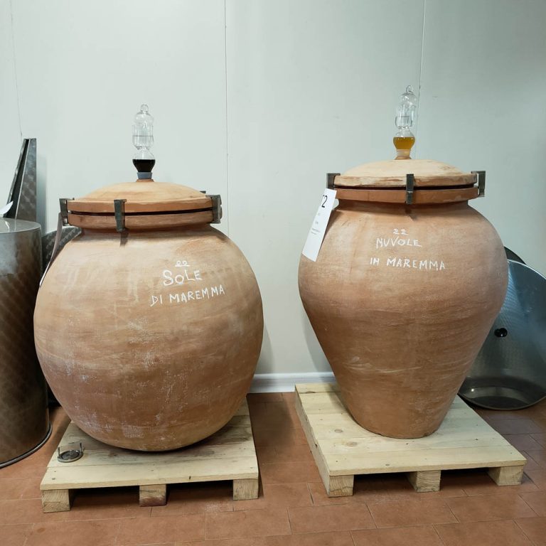 Anfore di Nove filari che identificano un vino e aiutano a rispondere alla domanda come scegliere un orange wine