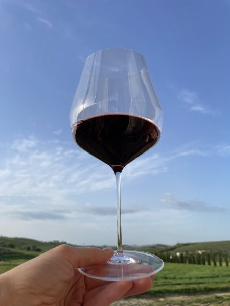 Vino molto generoso con le note speziate e balsamiche, cioccolato fondente e tostatura all'aroma