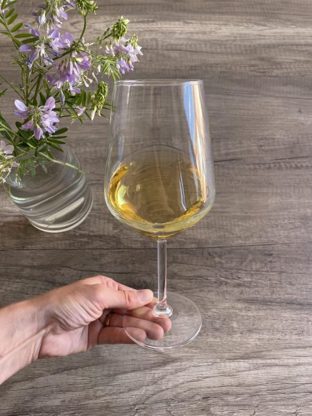 Un vino del colore dorato intenso con il naso ampio