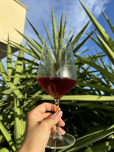 foto bicchiere vino rosato manca del rosso