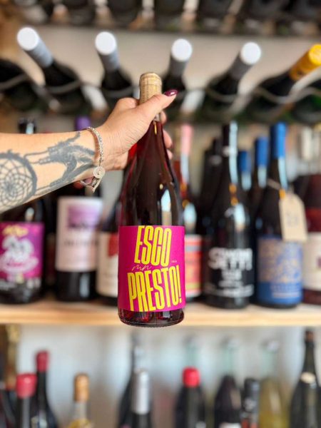 foto bottiglia esco presto rosso