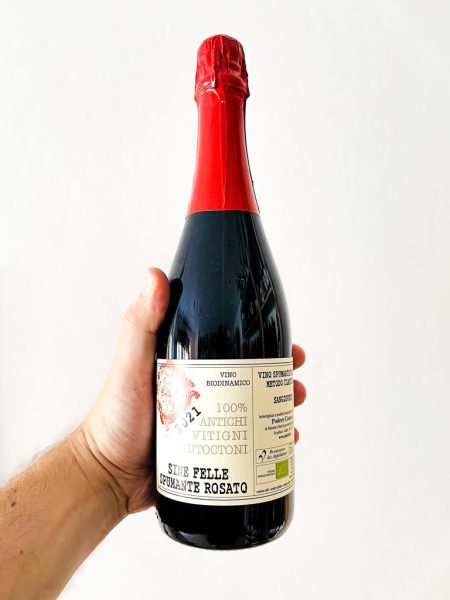 Sine Felle Spumante Rosato - Podere Casaccia è una bollicina toscana dotata di beva elegante e ritmata! Profumi di bacche rosse, agrumi e crosta di pane!