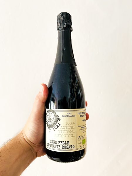 Sine Felle Spumante Rosato Canaiolo - Podere Casaccia è una bollicina toscana dotata di grande energia. Profumi eleganti di bacche rosse e crosta di pane!